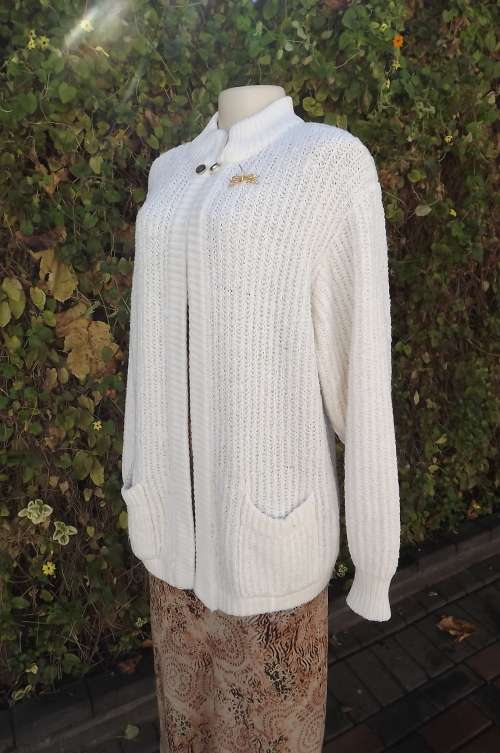 Stunning snug off-white open hanging cardigan.High standup collar.Size 40 to 42.