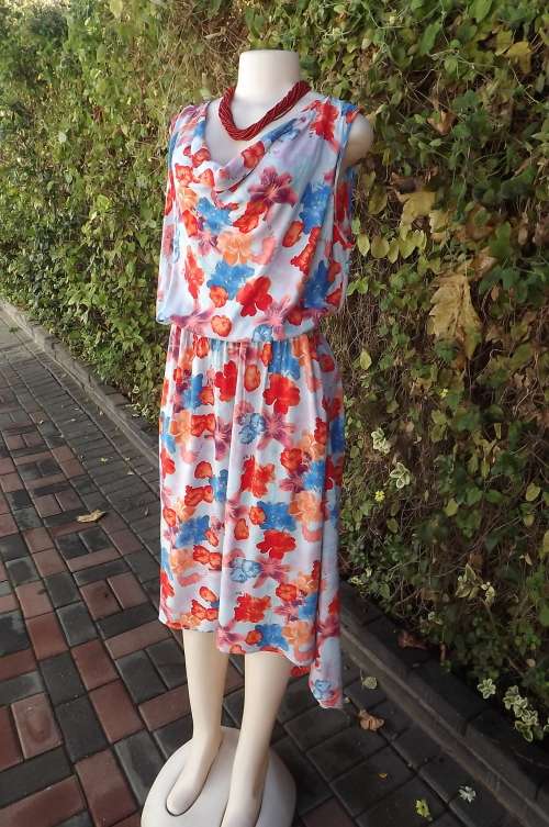 Cheerful floral summer dress in cool viscose.Blouson style top- elasticated.Size 40/16.