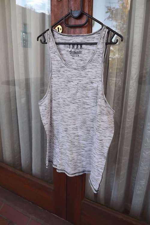 TRUWORTHS MAN medium.vest style top in back/white mottle effect-New condition