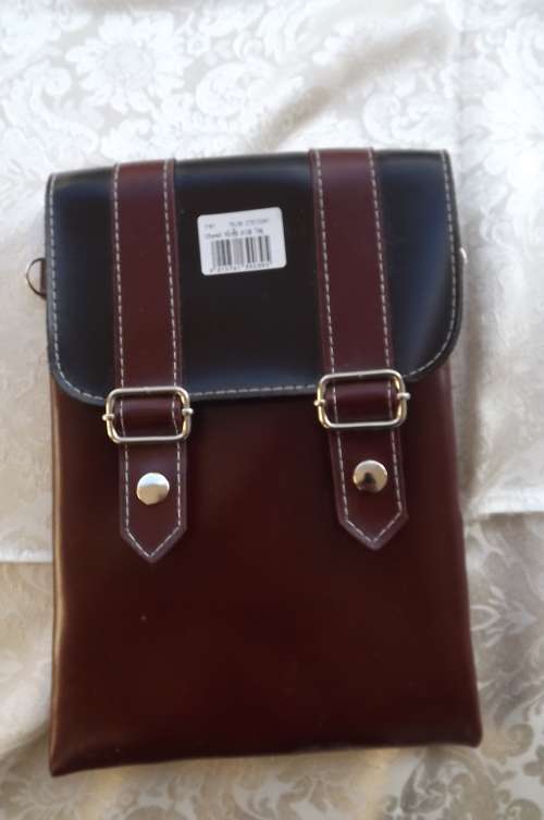 Hand men's  sling bag in brown and black.Close with 2 clips on front.Large zipped compartment