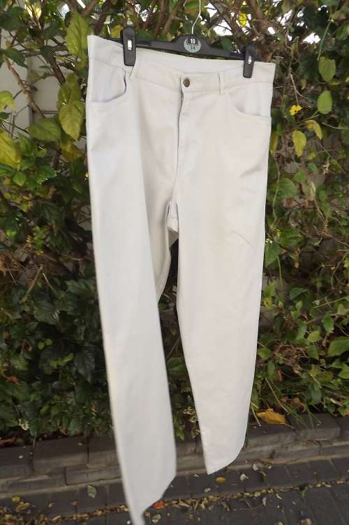 Light weight men's pants by PRO SPIRIT size 34 in 100% cotton.Soft beige colour.