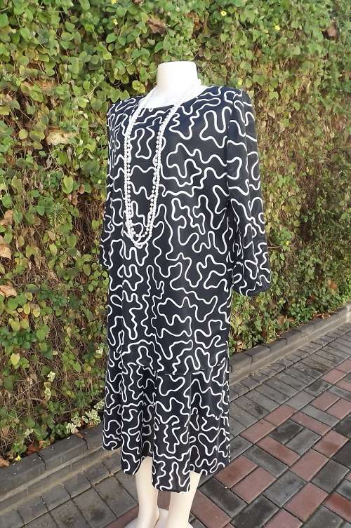 Fabulous vintage dress by MANHATTAN size 40/16.In black with white graphic lines.Lined.