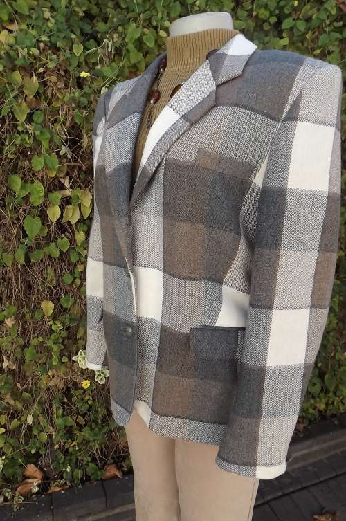 Beige and light brown fully lined jacket in blocked pattern from MILAN by SAN GIO in size 38/14