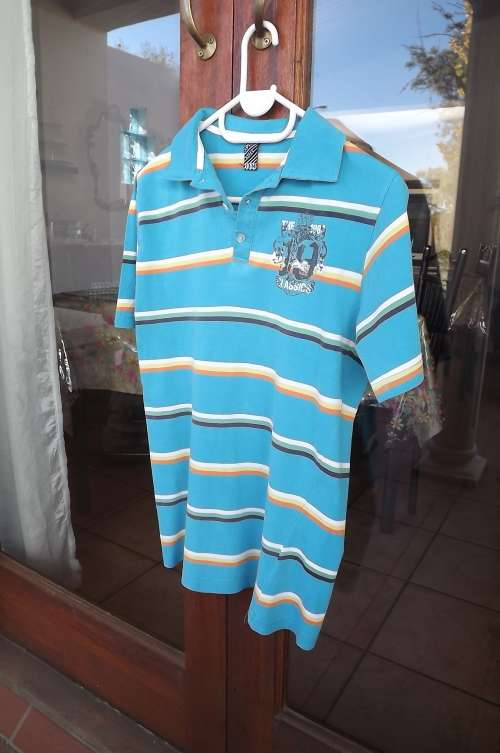 Blue horizontal striped golf shirt for boy of 13 to 14 years.In 100% cotton.Chest 90 cm.
