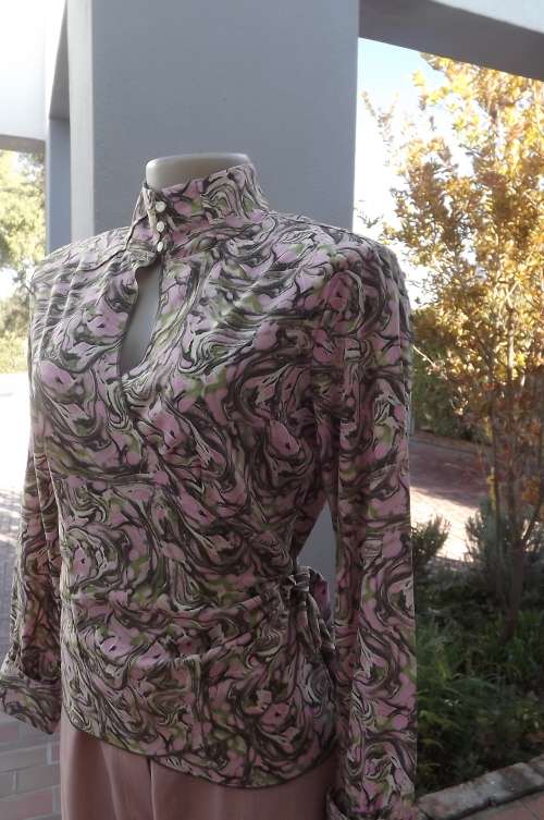 Stunning UNITED colours of Benetton fold over top in green,pink and grey geomertic pattern.