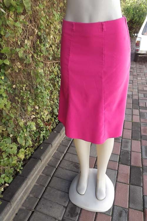 Magenta pink knee length skirt.Panelled with zip in side.Size 32/8.Loops for belt.