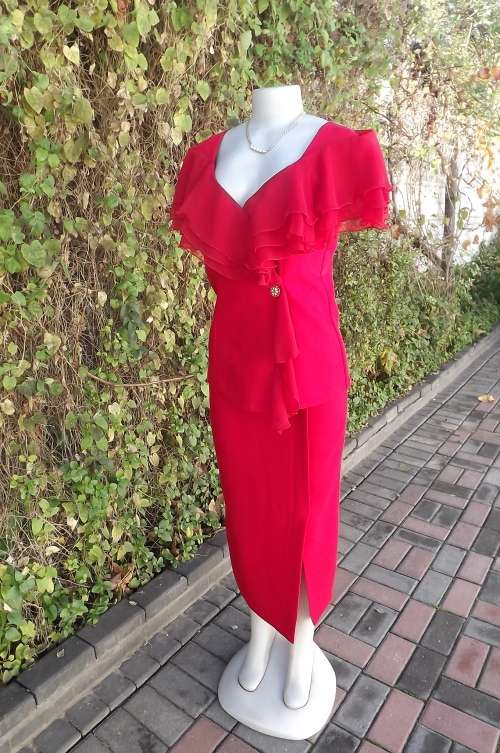 Smart red 2 piece outfit by TRUWORTHS in size 34/10.Maxi length pencil skirt with pleat at left