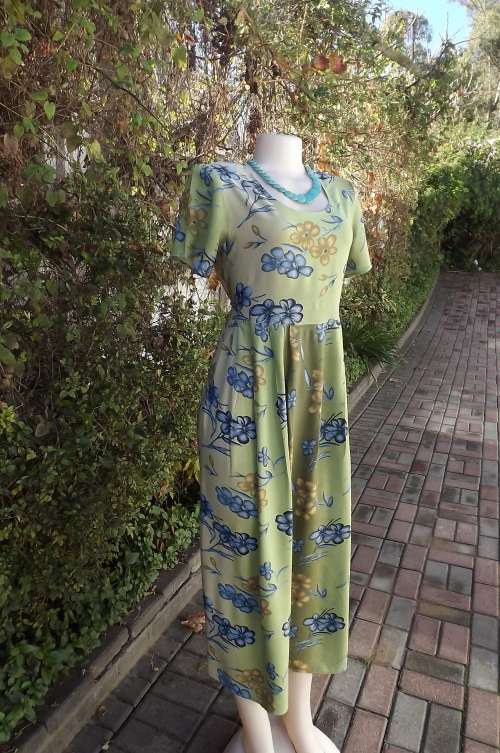 Vintage maxi dress in 100% viscose.Size 36/12.In avo green with blue and beige flowers.