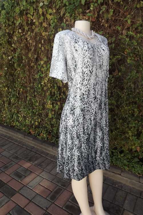 Stunning vintage 100% wash and wear polyester dress by RUCA in size 42/18.As new