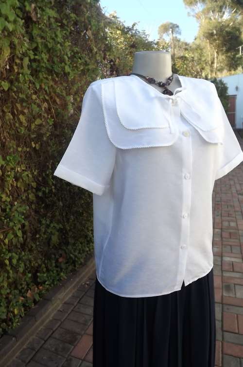 Vintage soft cream colour short sleeve blouse in dacron by BEYOND EVERYDAY.Size 36/12