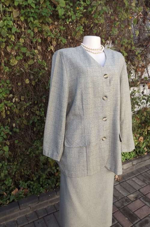 Smart two piece skirt suite in classic style by DONNA -CLAIRE in size 44/20.Skirt pencil style