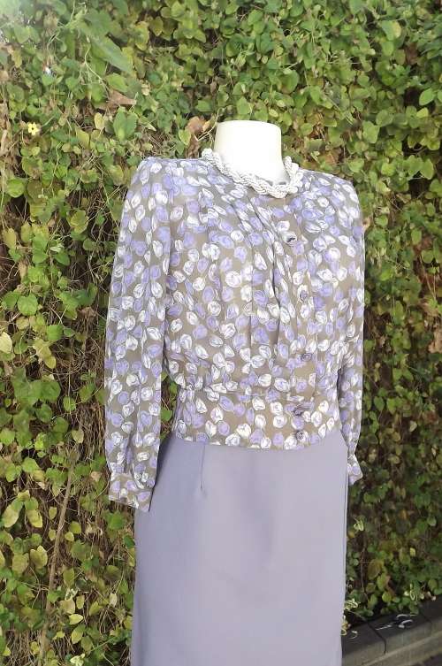 Charming cropped top in light brown with purple flowers.Size 32/8.Long cuffed sleeves