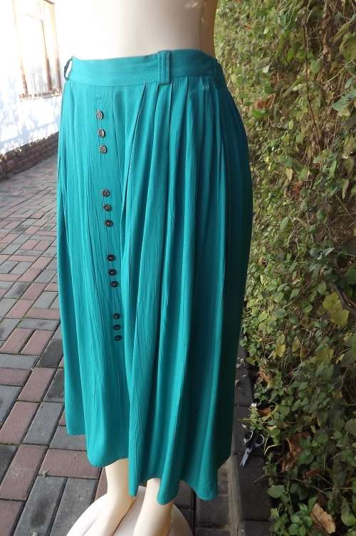 Good quality jade colour full skirt with gathered back and pleated front.Size 38/14 by WOOLWORTHS