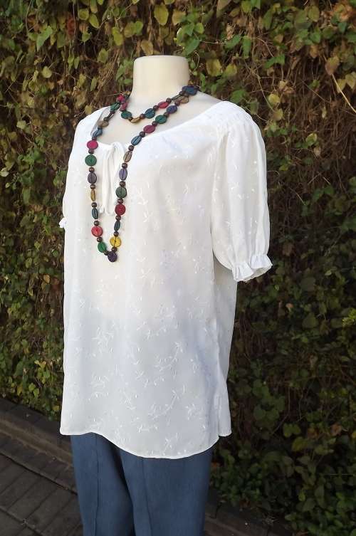 White pull over blouse in embroidered polyester fabric.Size 40/16.Puffed sleeves.New condition