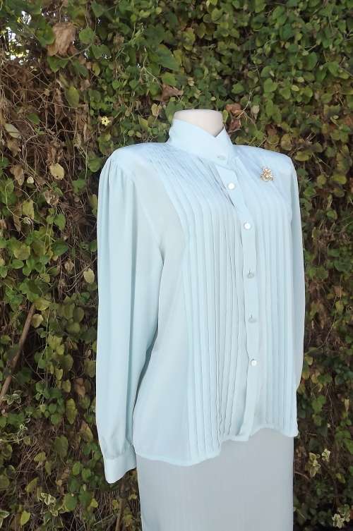 Finely detailed swiss made JULIETTA blouse.In very light turquoise.Size 40/16.