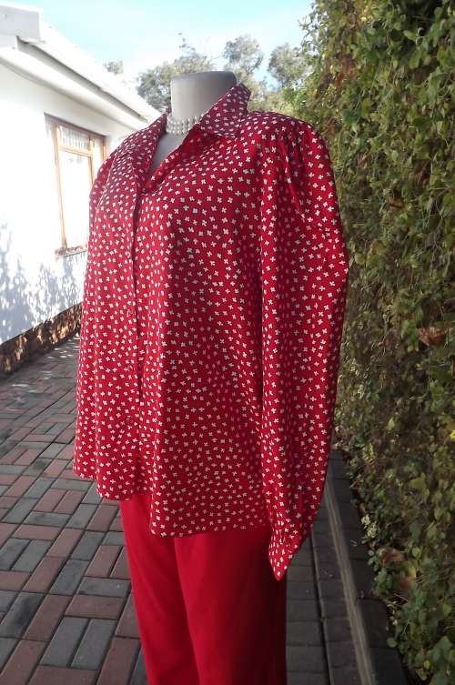 Beautiful red silky polyester WOOLWORTHS blouse with tiny red pattern.Size 42/18