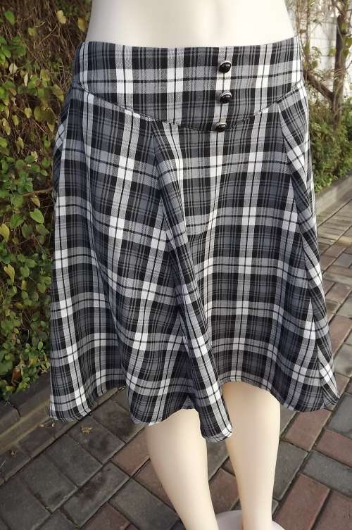Pretty monochrome checked skater skirt.Yoked front and elasticated back.Size 38/14