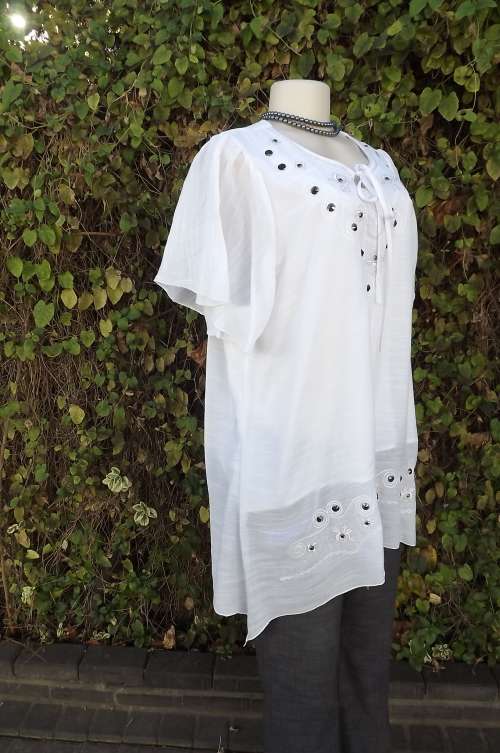 Beautiful white long top with tasteful embellishment and bell sleeves.Size 44/20.New condition