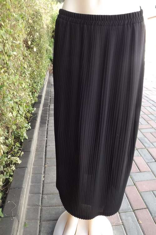 Black ankle length permanent pleated skirt by TRUWORTHS in size 40/16.With elasticated middle