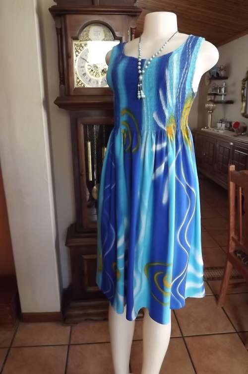 Totally off duty look! This dress in medley of blue by CARIBBEAN.In size 34/10.As new