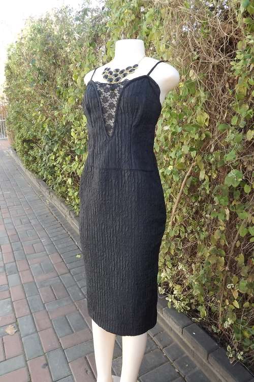 Stunning black dress suitable for evening wear.In polyester bubble fabric.Size 34/10