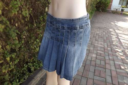 Chic denim mini skirt in size 34/10 by POLLY JEANS.In stretch polycotton.Used but in good condition