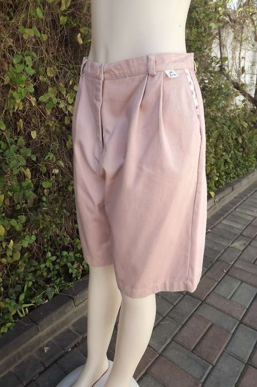 Pale pink high waist golf shorts in heavy cotton fabric.Pleats on front.Size 38/14.New condition
