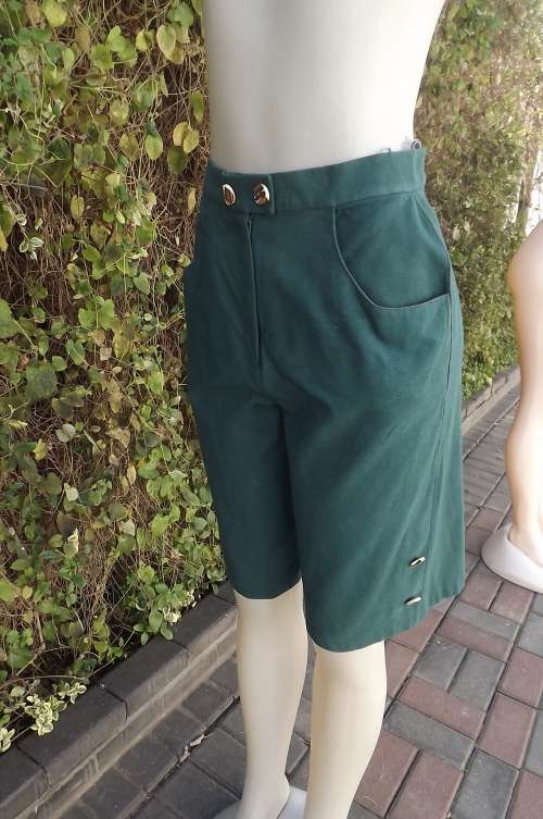 Dark jade high waisted shorts with 2 side pockets.Button decoration.Size 35/11.In cotton/linen