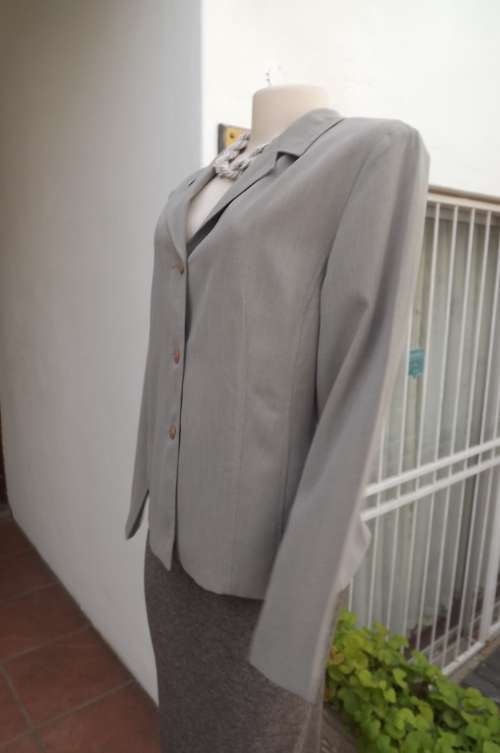 Tailored ecru colour jacket by FOSHINI in size 38/14.In marled polyester.Slit at back.Good condition