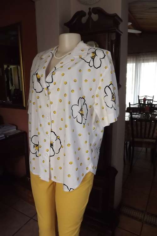 Ladies short sleeve shirt in white cotton with bold flowers in black and yellow and yellow polkadots