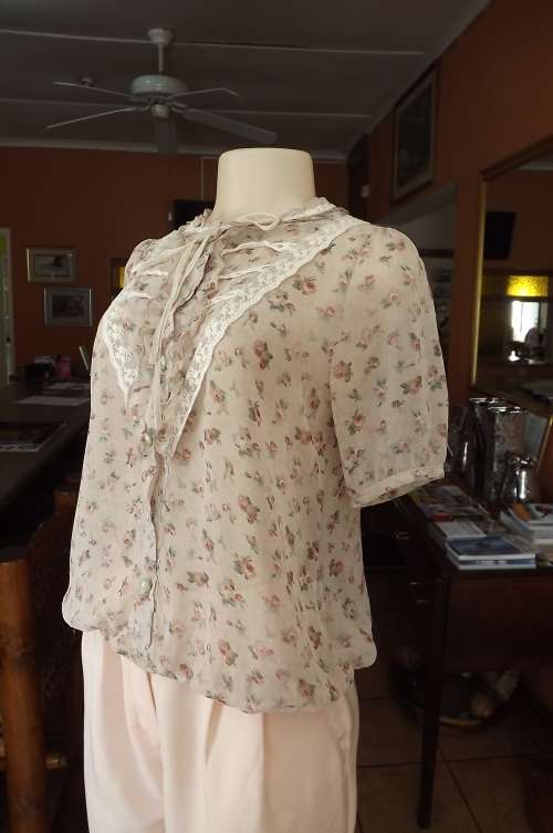 Lovely feminine blouse style top in beige with peach colour roses.short sleeves.PARK GIRLS.