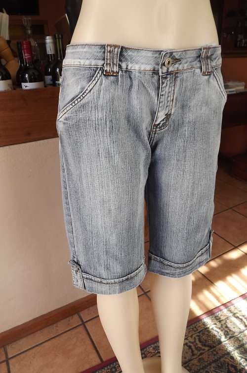 LEGIT knee length cropped denim jeans.Size 38/14.Stretch polycotton.Pockets front and back