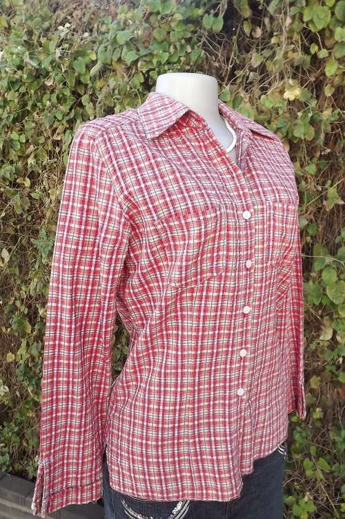 Stylish OBR JEANSWEAR shirt in cotton bubble fabric.Two front pockets.Size 32/8.As new