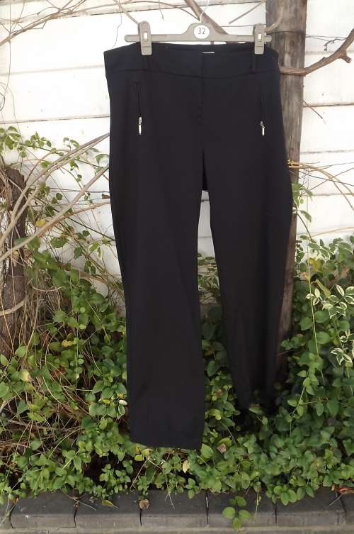 Classy and comfortable black size 42/18 WOOLWORTHS pants in stretch polyester/rayon blend