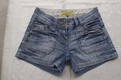 Cute denim shorts in size 28/4 by IN WEAR lots of detail and stud decoration.In cotton.As new