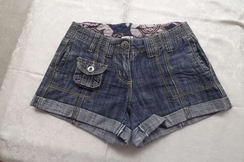 On trend LEGIT blue denim shorts in size 28/4.Side and back pockets.For girl 14 to 15 yrs