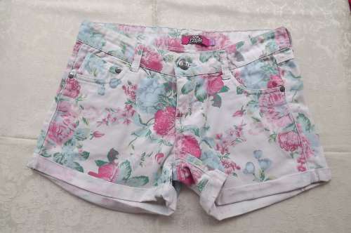 Chic little embroidered shorts in blue cotton by LIZZY.Pink floral embroidery.Size 28/4.As new