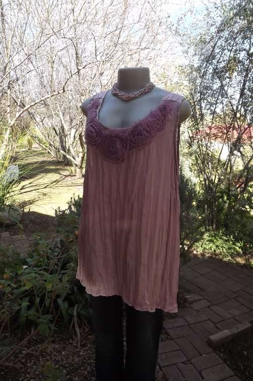 Dusty pink creased silky 100% polyester sleeveless top by DONNA-CLAIRE.Size 46/22