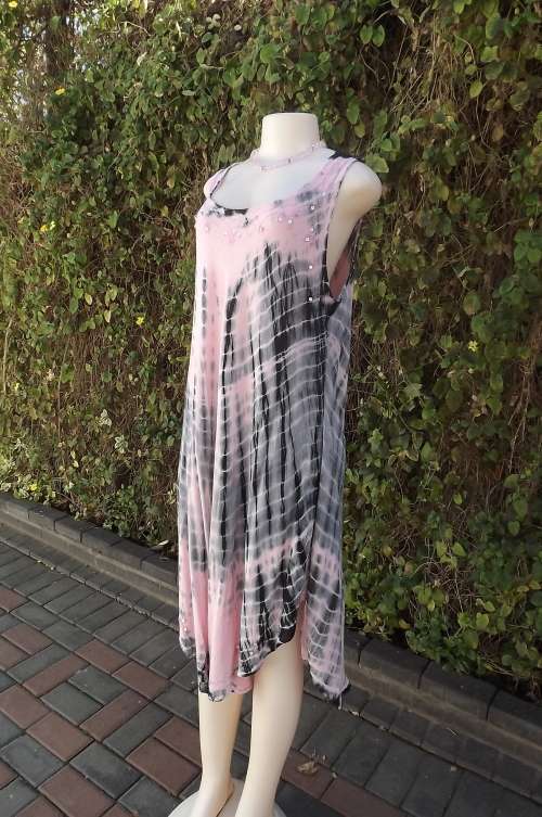 Wide cut 100% creased viscose dress with asymetrical seamline.In pink with black tiedye pattern