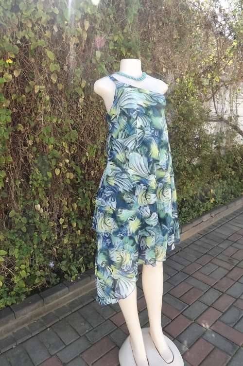 Go feminine with this beautiful frilled dress in blue and green feathery design.Size 38/14.
