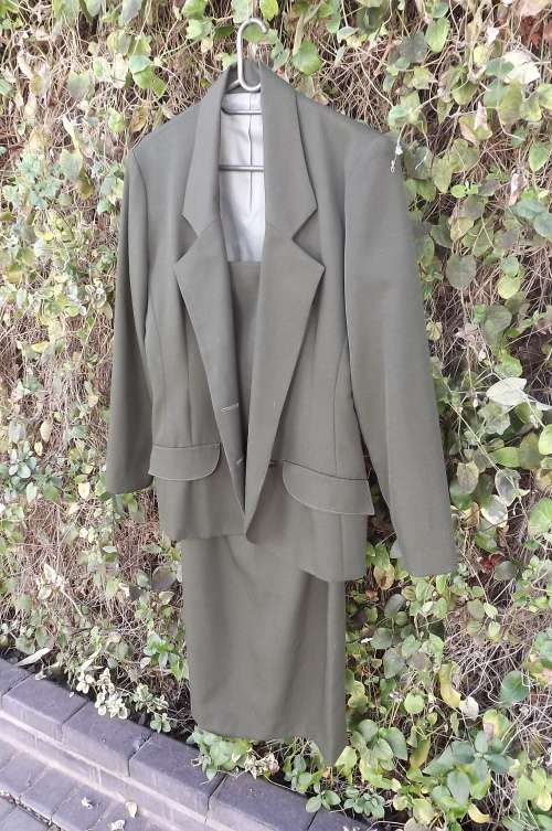 Very smart dark olive green 2 piece skirt suite.Ankle length pencil skirt.Size 32/8.As new