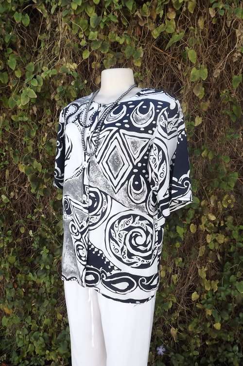 White and navy geometric print top in 100% viscose.Size 37/13.Collarless with button down front