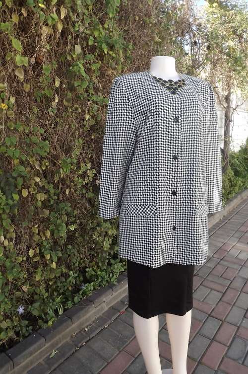 Black and white extra long houndstooth collarless jacket.Size 37/13.Long sleeves.As new