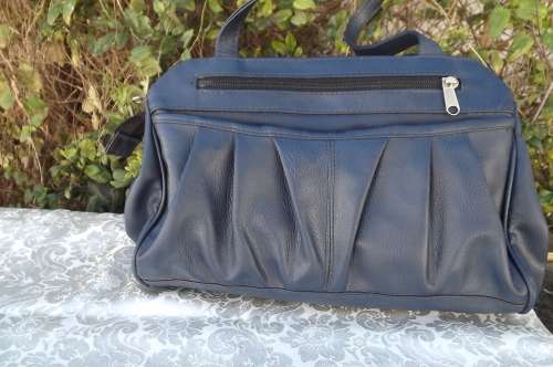 Fabulous navy handbag with lots and lots of packing space.Size 34 cm x 26 cm.As new