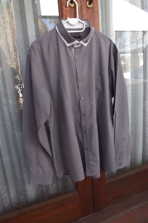 Grey men's long sleeve shirt by OAKRIDGE size XL.Beautiful collar in grey and white.