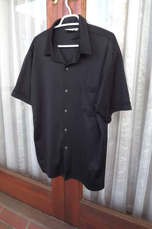 Black casual short sleeve stretch polyester shirt with 1 front pocket.By INCHARAGE.Size L.