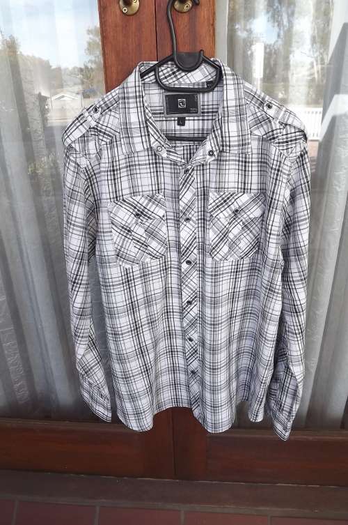 Casual monochrome checked long sleeve shirt.Size Large made in India.Two front pockets.