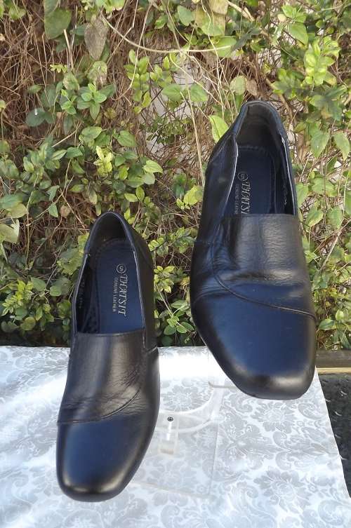 Pair of black genuine leather shoes by THAT'S IT in size 5.In as new condition.