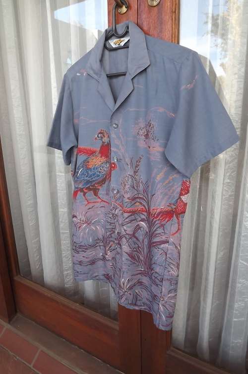 Steele blue short sleeve casual shirt.Size Small.Beautiful portrent of brids.Good condition.