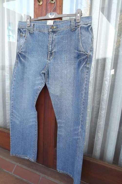 Men's 100% cotton blue denim bootleg jeans in size 38.Embroidery on back pockets.By RT.As new